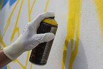 Nápisy a barevnými obrazci „vyzdobil“ neznámý vandal objekty v ulici Balinka v Měříně. Ilustrační foto.