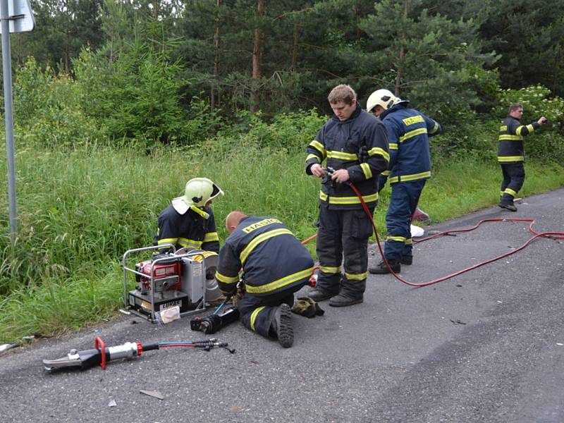 Nehoda mezi Novou Studnicí a Kačicí kde se střetly hasičský vůz a osobní auto.