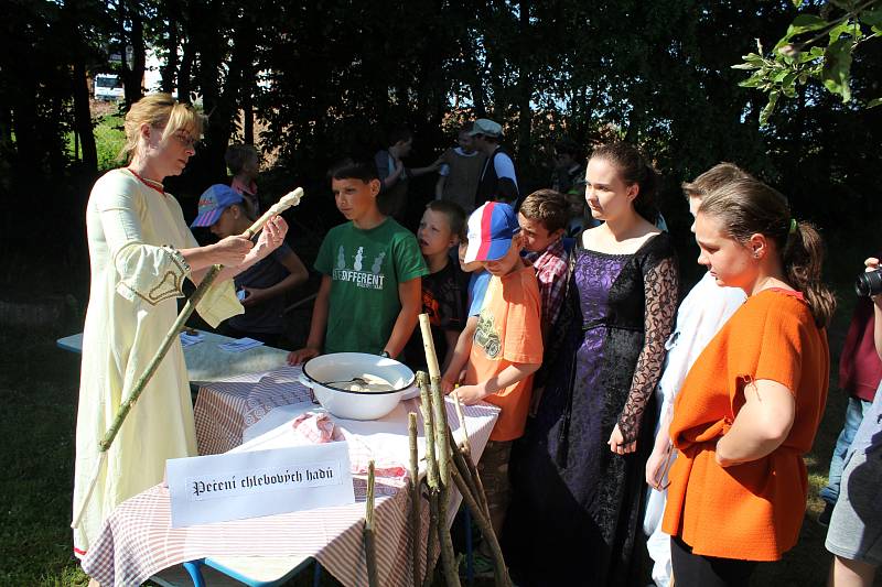 Den středověku v tuchlovické škole.