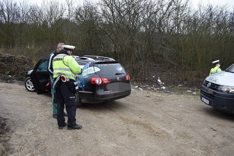 Policisté obestavěli hranice Kladenska, lidé nařízení vesměs dodržují.