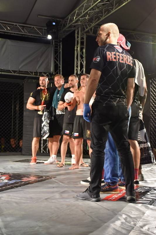 Galavečer MMA v areálu slánského letního kina.