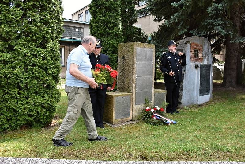 Na Mayrau se poklonili památce zavražděných lidických horníků.