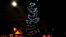 Vánoční strom v obci Pchery.