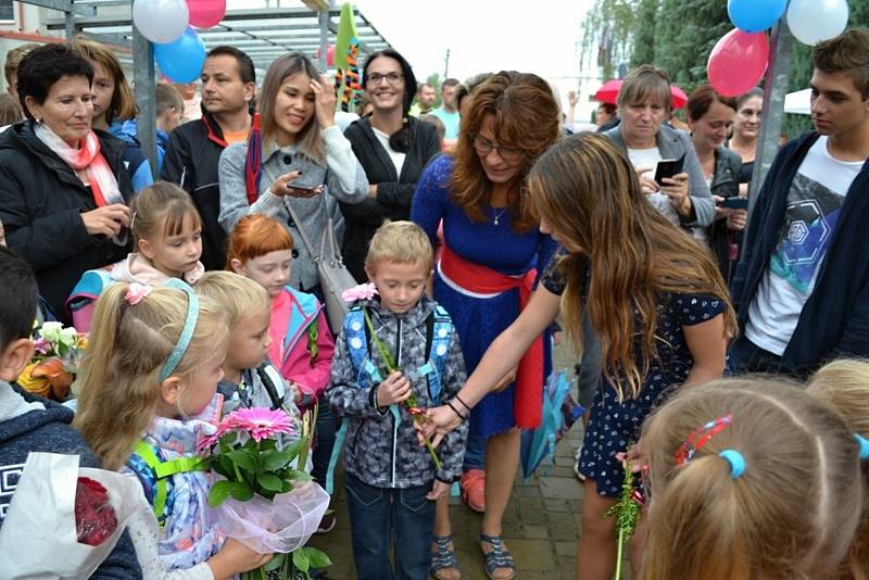 První školní den déšť nepokazil. Na Kladensku vítali děti v národních barvách.