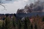 V Libušíně hořel dřevěný objekt, dým bylo vidět na kilometry.