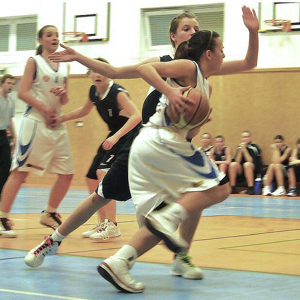 Basketbalové žákyně Sokola Kladno po boji podlehly Karlovým Varům