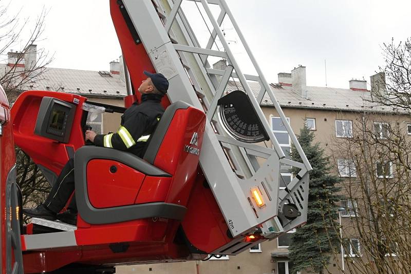 Moderní automobilový žebřík za více jak dvacet milionů korun se vysune až do délky 40 metrů.