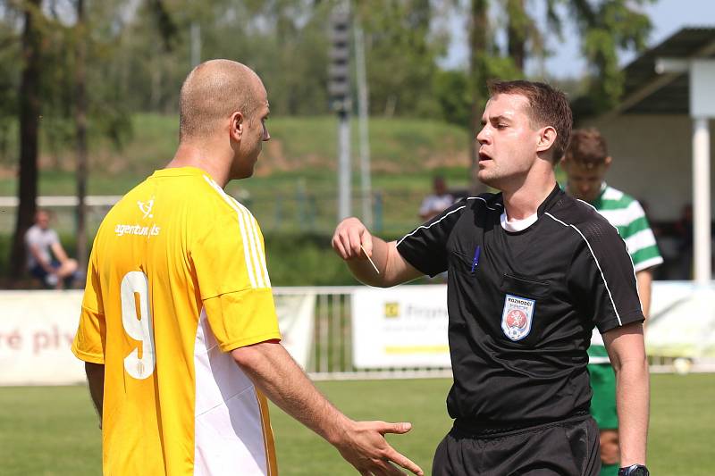 Tatran Rakovník (v zeleném) přehrál doma vedoucí Sokol Hostouň 2:1 na penalty.