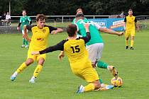 Slavoj Kladno (ve žlutém) poprvé v sezoně vyhrál, doma přejel Lhotu 4:1.