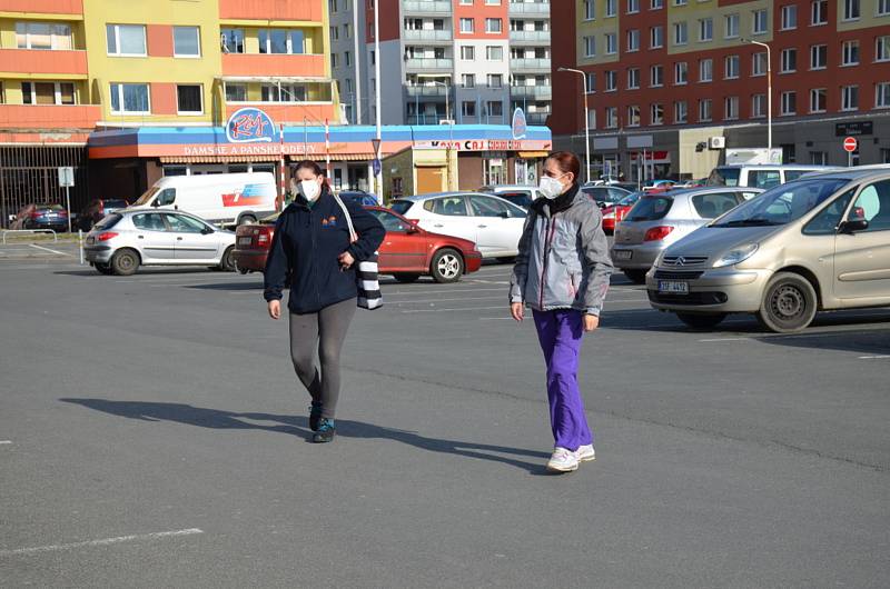 Ukáznění občané jsou také v Kladně v převaze. Ještě i v druhé polovině března jich většina respirátory na ulici nosí.