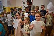 Žáci z 1. B třídní učitelky Miroslavy Merthové dostali své první pololetní vysvědčení.