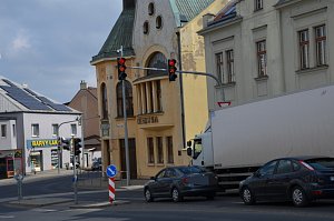 Dopravní situace v centru Kladna okolo poledne ve středu 13. března.