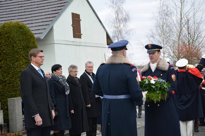 V Lánech na hřbitově se uskutečnil pietní akt u příležitosti 172. výročí narození prezidenta Masaryka.