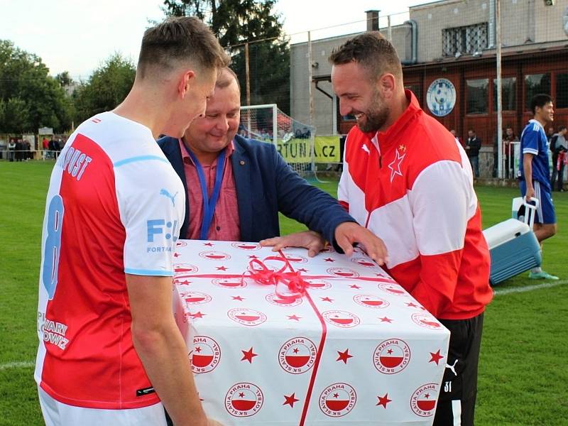 Fotbalová bomba tikala ve Velvarech, domácí ji ale neodpálili úplně a Slavia zápas o postup do osmifinále MOL Cupu zachránila. Vyhrála 4:2. Slavia předala velvarskému šéfovi Vedralo sekačku