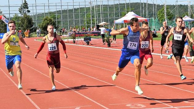 Atleti AC Tepo Kladno při extralize v Plzni: Matěj Krsek (vlevo vedle Pavla Masláka a Jana Jirky) byl druhý na dvoustovce zasloužil se o výhru štafety na 4x400 metrů.