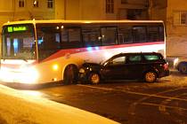 Nehoda autobusu a osobního vozidla v Kladně.