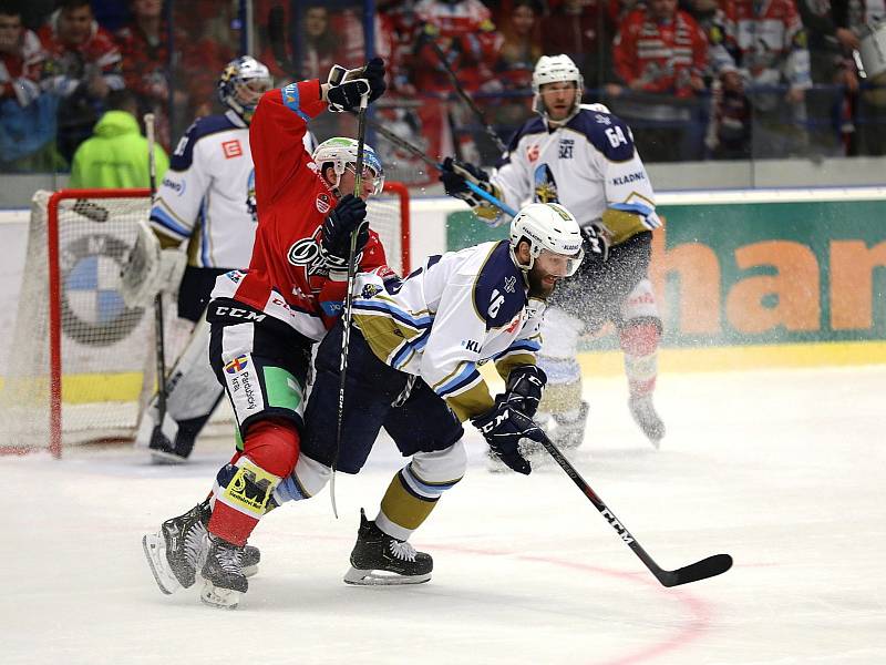 Kladno (v bílém) hostilo v 8. kole baráže o extraligu Pardubice.