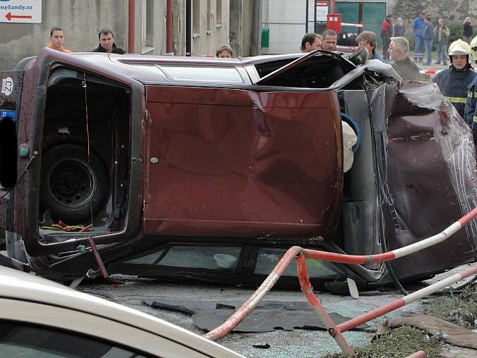 Policisté stíhali ujíždějícího šoféra několik kilometrů. Honička začala v Kladně a skončila dopravní nehodou ve Velké Dobré.