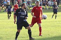 Lišany (v tmavém) mají v B třídě první bod, ale doma s Klobuky prohrály 1:2 na penalty.