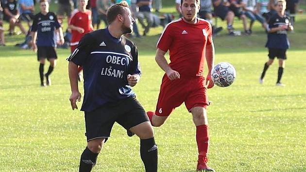 Lišany (v tmavém) mají v B třídě první bod, ale doma s Klobuky prohrály 1:2 na penalty.