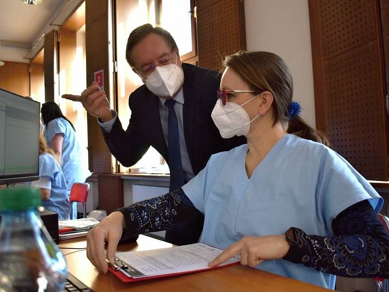 Ministr zdravotnictví Petr Arenberger přijel do Slaného osobně poděkovat zdravotníkům.