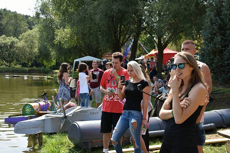 Na hladině se objevila pirátská loď, pojízdná koupelna, stíhačka, ponorka nebo vodní bicykl.