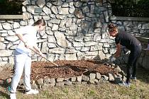 ČLENOVÉ ČESKÉHO SVAZU BOJOVNÍKŮ ZA SVOBODU upravili zanedbaný pomník dvou rudoarmějců v Poteplí u Malých Kyšic.