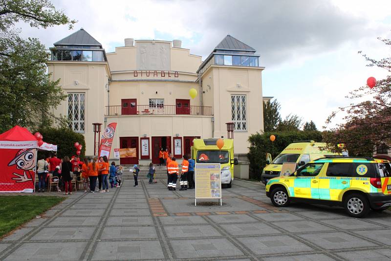 Při oslavách Dne linky 155 si děti mohly prohlédnout vozidla záchranářů, zhlédly také naučné představení zaměřené na záchranu života.