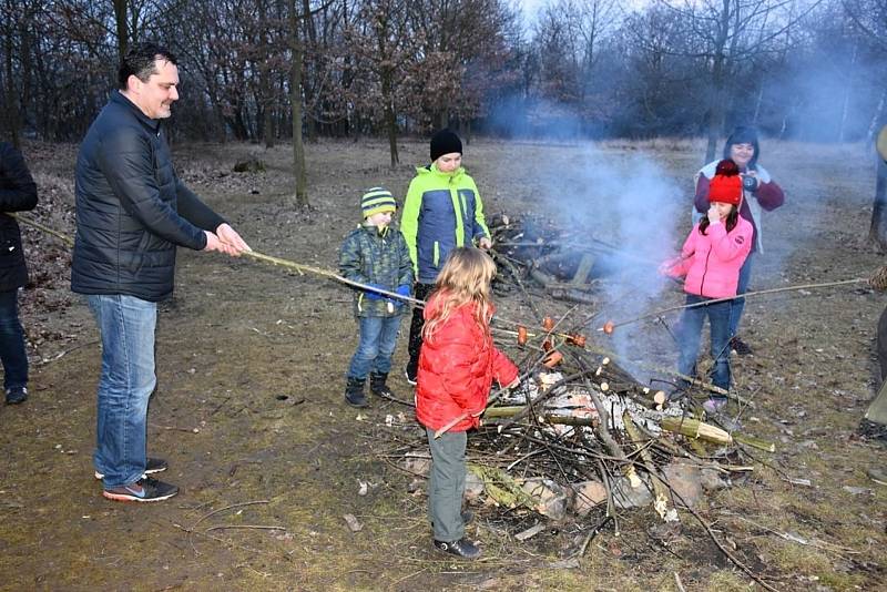 Keltský telegraf na Slánské hoře v roce 2018. Tehdy se u něj sešlo zhruba 40 lidí, včetně starosty Slaného Martina Hrabánka.