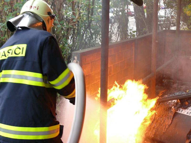 Pokud se skutečně jedná o zadrženého člověka, který kontejnery zapaluje, po propuštění se mu pravděpodobně zvýšilo sebevědomí. V úterý totiž hořelo několik kontejnerů v různých ulicích bezprostředně u policejní služebny.