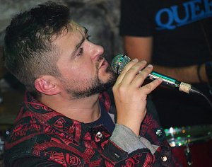 Koncert nově vzniklé skupiny zpěváka Jaroslava Bulsary.