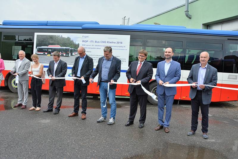 Kladenský dopravce představil slavnostně nové autobusy.