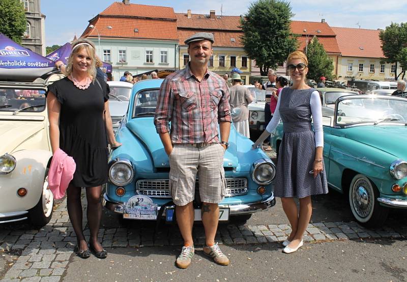 Legendární jízda historických vozidel přilákala opět po roce do Slaného desítky účastníků. První okruh se jel už před pětašedesáti lety.