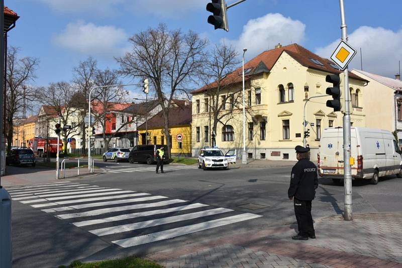 Policisté za asistence strážníků uzavřeli v Kladně i příjezdové komunikace k soudu, než bude prohledána budova.