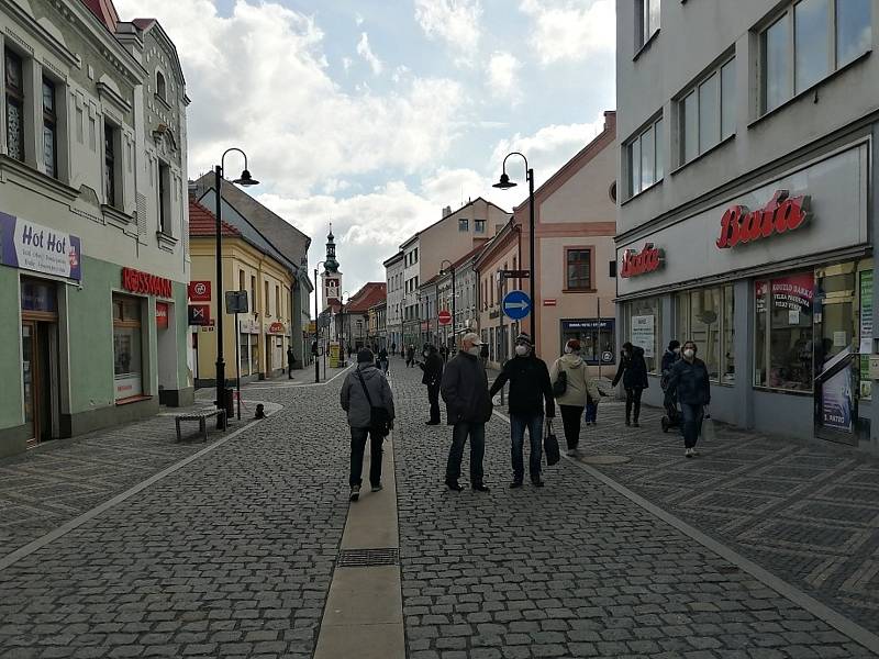 Ve Slaném se i při stále trvajícím lockdownu chová většina obyvatel ukázněně. Respirátory nosí předpisově i na ulicích.