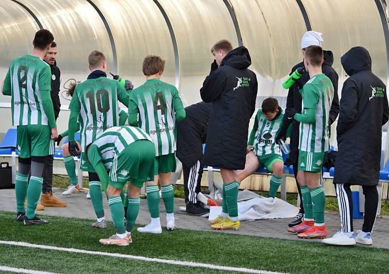 Slovan Bratislava B (ve světle modrém) porazil v přípravě Sokol Hostouň 2:1.