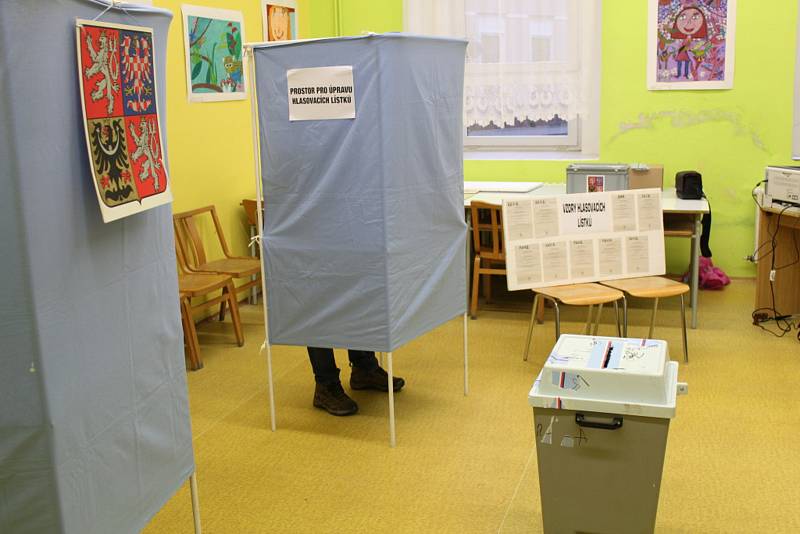 Na střední zdravotnické škole v Kladně volili také lidé nahlášení na radnici.