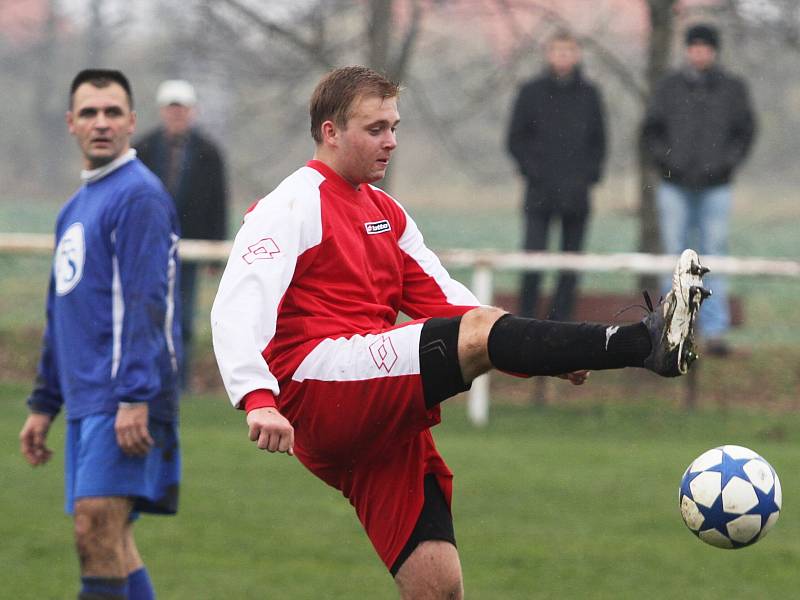 Nedělní Svatomartinské derby "béček" Lidic a Hřebče dopadlo stejně jako sobotní duel "áček". Hosté vezou body po výhře 4:1. Hráno 11.11.2012