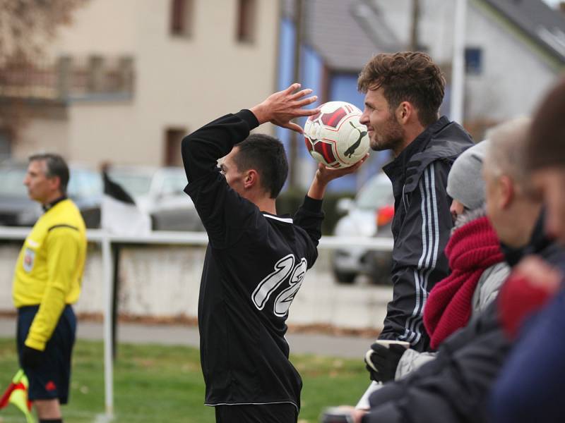 Hřebečský brankostroj se zasekl až na čísle 8. Boj hostí o čestný úspěch marný. // SK Hřebeč - Stejstav Hýskov  8:0, I. B. tř. sk.A, 14. 11. 2015