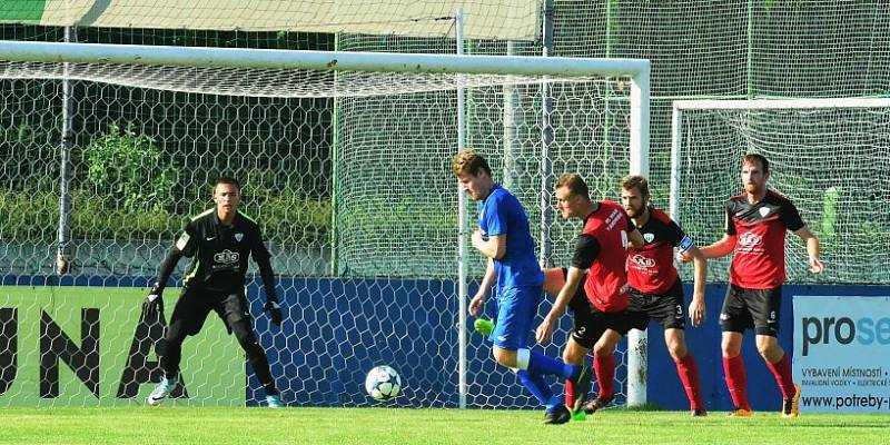 Králův Dvůr (v modrém) podlehl doma v MOL Cupu Táborsku 1:2. 