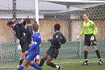 SK Kladno B - Vilémov 2:3, seznační obrat hostů z poločasových 2:0. Tady je domácí Samek (vpravo)