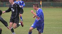 SK Kladno B - Vilémov 2:3, seznační obrat hostů z poločasových 2:0. Tady je domácí Samek (vpravo)