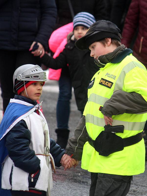 Do průvodu masek se v Buštěhradu zapojilo 381 účastníků.