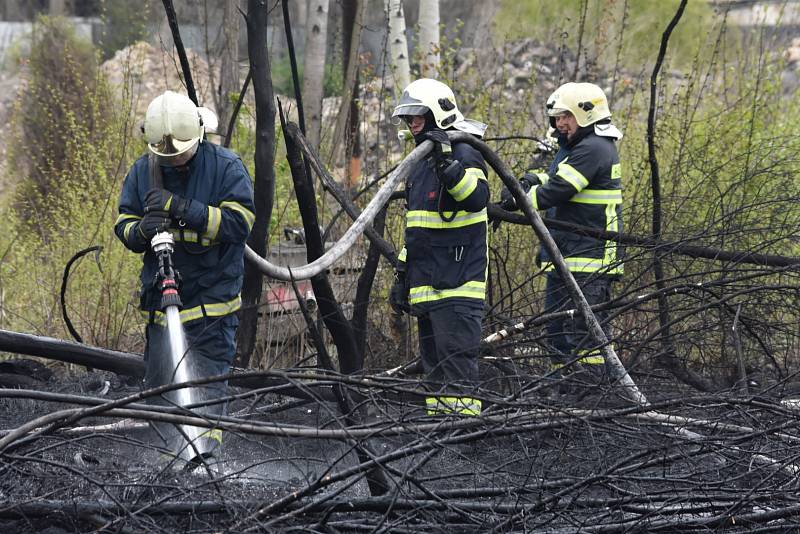 V areálu bývalé Poldovky v Kladně někdo zapálil skládku asi pět stovek pneumatik.