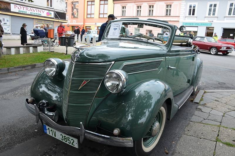 Spanilá jízda veteránů projela Kladenskem i Rakovnickem.