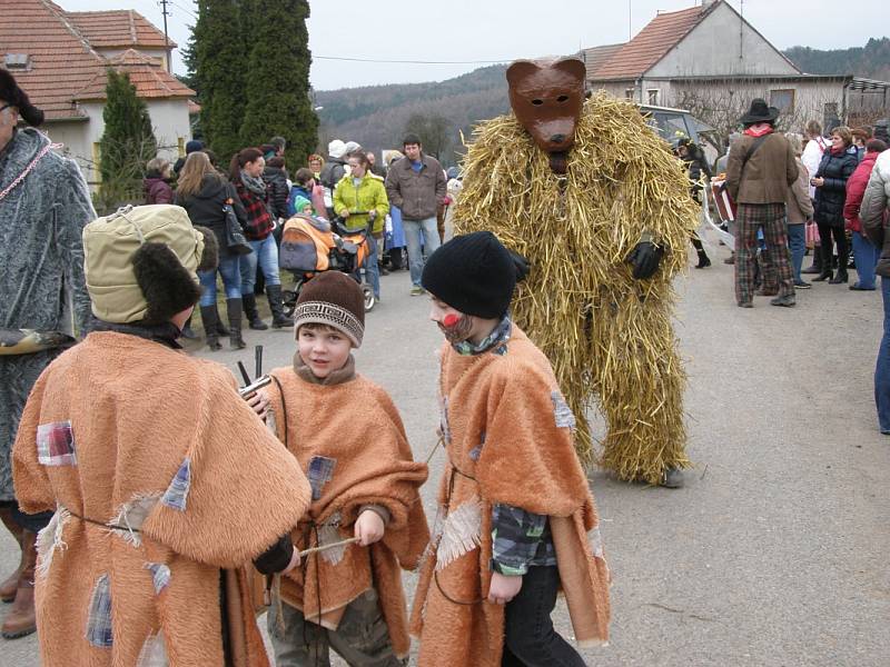 Masopustní průvod ukončilo zastřelení medvěda.