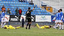 Dva žlutí na zemi a jedna žlutá pro SK // SK Kladno a.s. - Sparta Praha B a.s. 0:0 (0:0), 2. kolo Gambrinus ligy 2009/10, hráno 20.3.2011