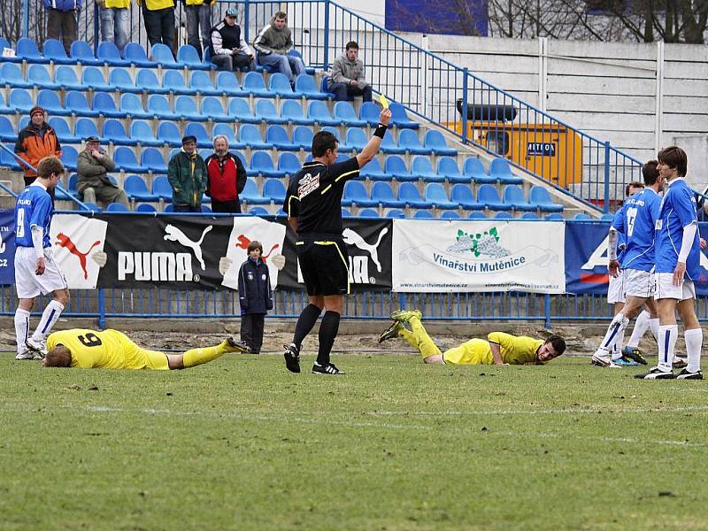 Dva žlutí na zemi a jedna žlutá pro SK // SK Kladno a.s. - Sparta Praha B a.s. 0:0 (0:0), 2. kolo Gambrinus ligy 2009/10, hráno 20.3.2011