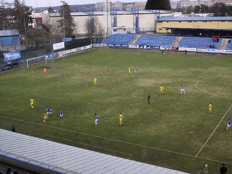 Takový je pohled z kabiny moderátora utkání a novinářské sekce kladenského stadionu // SK Kladno a.s. - Sparta Praha B a.s. 0:0 (0:0), 2. kolo Gambrinus ligy 2009/10, hráno 20.3.2011