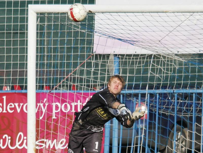 Jan Hůla hájí branku SK // SK Kladno -SK Horní Měcholupy 1:3 (0:2) , utkání 14.k. CFL. ligy 2012/13, hráno 10.11.2012